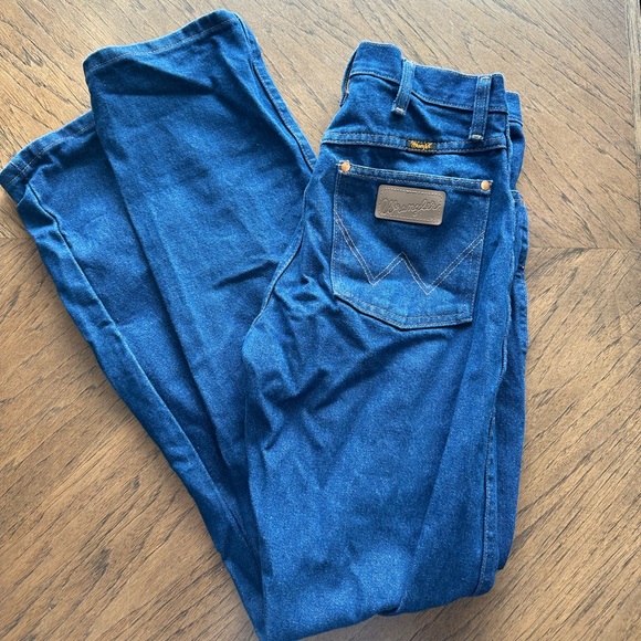 Women’s size 7 Wrangler Cowboy Cut Jeans - Picture 4 of 5